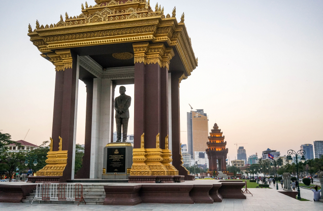 Statue of Sihanouk Norodom Phnom Penh Cambodia place_thumb
